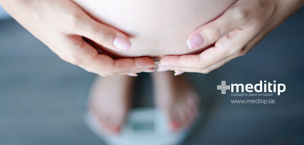 Cómo lograr bajar de peso después del embarazo: mujer sobre una báscula