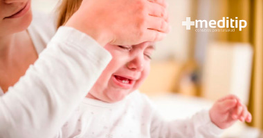 Causas de la hidrocefalia: bebé con síntomas de hidrocefalia