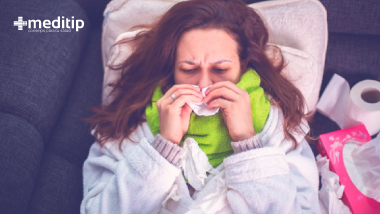 Síntomas de la influenza: persona con gripa
