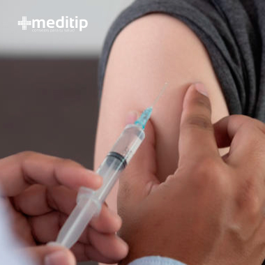 Vacuna contra la influenza: niño recibiendo vacuna